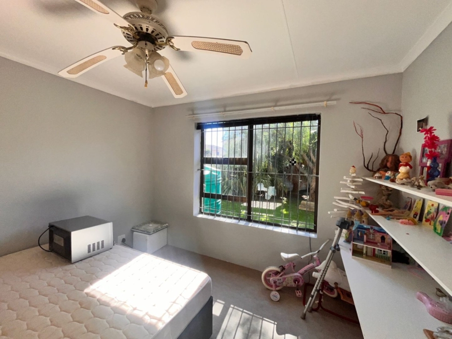 6 Bedroom Property for Sale in Wavecrest Eastern Cape